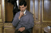Nose Itch Mr Bean GIF - Nose Itch Mr Bean Itchy GIFs