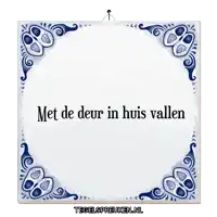 a blue and white tile with the words met de deur in huis vallen on it