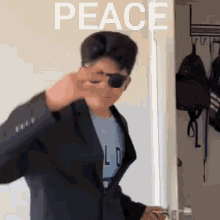 Peace Out Goodbye GIF - Peace Out Goodbye Leave Meme GIFs