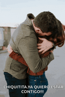 a man hugging a woman with the words " chiquita ya quiero estar contigo " on the bottom