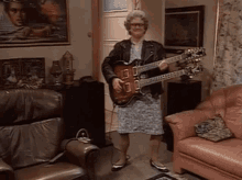 familie backeljau guitar old lady grandmother