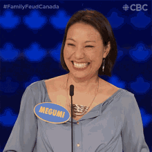 Chuckle Family Feud Canada GIF - Chuckle Family Feud Canada Giggle GIFs