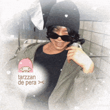 a person wearing sunglasses and a beanie with the words tarzzan de pera written on it