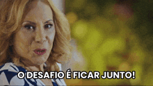 a woman says " o desafio e ficar junto " in spanish