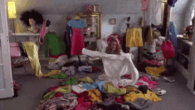 Alicia Silverstone Looking For Something To Wear GIF - Alicia Silverstone Looking For Something To Wear Cant Find Anything To Wear GIFs