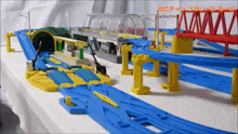 a toy train set with chinese writing on the bottom of the screen