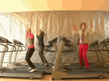 You Feel Judged By The Dedicated Gym Users Because You Don’t Always Take It Seriously. GIF - Treadmill Dance GIFs