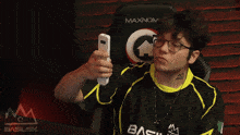 Reynor Reynor Remote GIF - Reynor Reynor Remote Reynor Playing With Remote GIFs