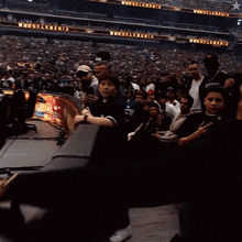 a blurry picture of a crowd of people with a star in the middle