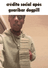 a man is holding a stack of money and the caption reads " crédito social apos guaribar dogpill "