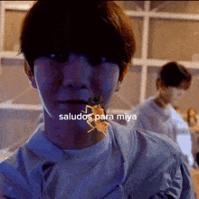a man with a cockroach sticking out of his mouth and the words saludos para miya below him
