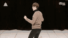 황민현 엉덩이댄스 엉덩이 춤 궁뎅이 궁디 씰룩씰룩 워너원 GIF