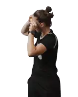 a woman wearing a black shirt that says das deutsche on the front