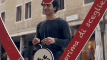a man is holding a sign that says prima di scegliere