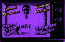 a tv screen shows a man wearing sunglasses and the words " gunakan headset " around him