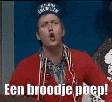 a man wearing a blue hat with the words een broodje poep on it