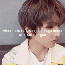 a close up of a person 's face with the words when le dicen a jisung que haga meep
