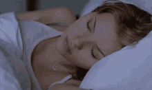 Scarlett Johanssen Acordando GIF - Scarlett Johansson Bed Sad GIFs