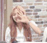 jihyo cuando ve a rafita is written on a brick wall
