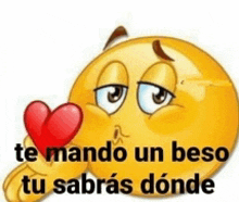a yellow smiley face holding a red heart with the words te mando un beso tu sabras donde