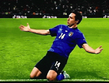 a soccer player with the number 14 on his shirt