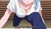 a girl with blue hair and a white shirt says " o olhar dela esta bem serio "