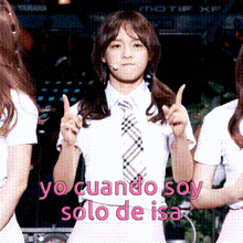 a girl giving a peace sign with the words yo cuando soy solo de isa behind her