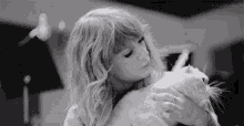 Taylor Swift Hug GIF - Taylor Swift Hug Love GIFs