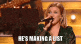 Kelly Clarkson Kelly Clarkson Show GIF - Kelly Clarkson Kelly Clarkson Show Santa Claus Is Coming To Town GIFs