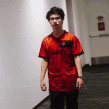 a man wearing a red shirt that says sen