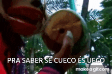 a person is holding a coconut with the words pra saber se cueco es ueco written below it