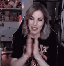 blonde clapping