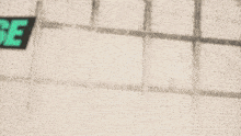 a poster that says " esse cara " in green letters
