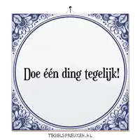 a blue and white tile that says doe eén ding tegelik