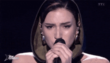 a woman singing into a microphone with the words star academy on the bottom right