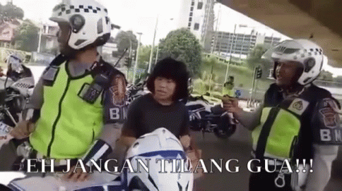 Eh Main Tilang Seenaknya Aja Lu!!! GIF - Emak Emak Polisi Pak Pol -  Discover & Share GIFs