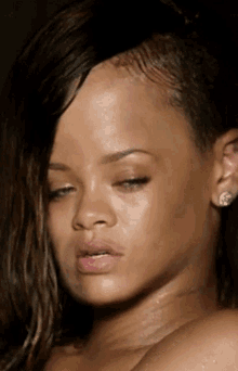 Rihanna Huge Head GIF - Rihanna Huge Head Baeautomatic GIFs