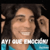 a close up of a man 's face with the words ay que emocion written on it