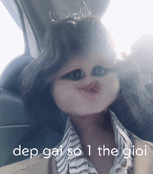 a woman making a funny face with the words dep gai so i the gioi behind her
