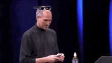 Steve Jobs empolgado com o iPhone 13