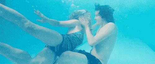 tumblr boy and girl kissing underwater