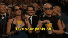 Enlève ton pantalon! - Tina Fey et amp; Amy Poehler aux Golden Globes GIF - GoldenGlobes GG Tina GIFs