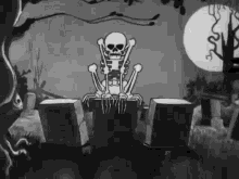 Featured image of post Skeleton Xylophone Gif Animated human skeletons are known to have personified death in western culture since the the grim reaper is often depicted as a hooded skeleton holding a scythe and occasionally an