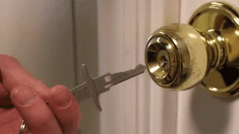 Llave abriendo puerta