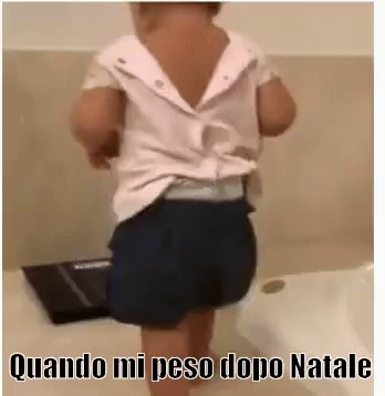 Immagini Dopo Natale.Quando Mi Peso Dopo Natale Gif Dopolevacanze Peso Cibo Discover Share Gifs