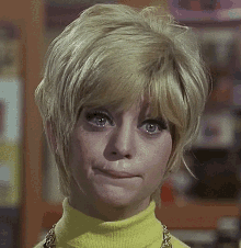 Goldie Hawn Toni Simmons GIF - GoldieHawn Goldie ToniSimmons - Discover ...