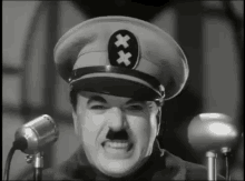Na imagem, o ator Charles Chaplin realiza seu discurso inflamado em O grande ditador.