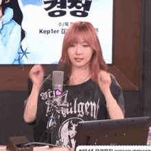 a woman with red hair is wearing a black shirt that says galgen on it
