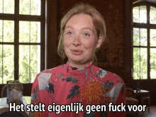 a woman in a pink floral dress says " het stelt eigenlijk geen fuck voor "