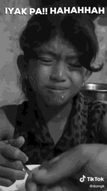 Umiiyak Eating While Crying GIF - Umiiyak Eating While Crying Crying GIFs